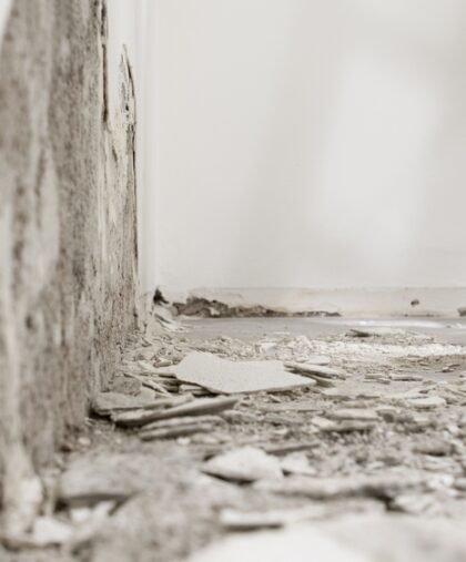 House,Renovation,Concept,,Wall,In,Demolition,With,Plaster,Rubble,And