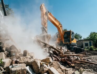 Excavator,Destroy,Old,House.,Demolition,Of,Building